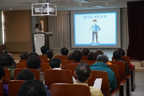 방사선비상 시 방재대책에 관한 교육도 받고 방사선영향상담도 받고 있는 주민들. 