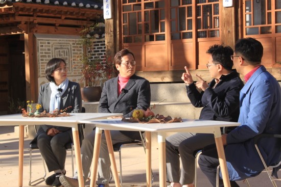 토크쇼를 준비하는 대담자들.