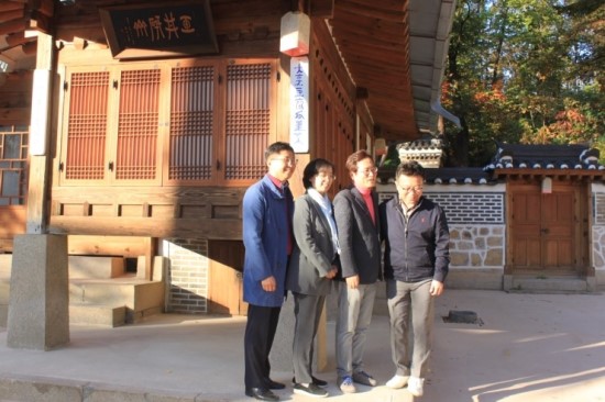 토크쇼 후 기념사진 촬영.