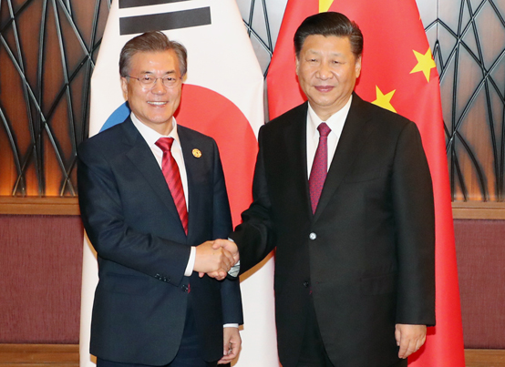11일 오후(현지시간) APEC 정상회의에서 열린 문재인 대통령과 시진핑 중국 국가주석의 정상회담에서 두 정상이 악수하고 있다. <저작권자(c) 연합뉴스, 무단 전재-재배포 금지>
