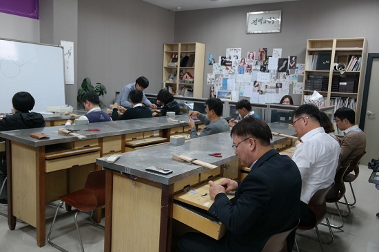 액서세리를 직접 만들고 있는 일자리 카라반.