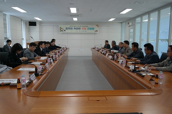 입주기업과의 대화 중인 일자리 카라반.
