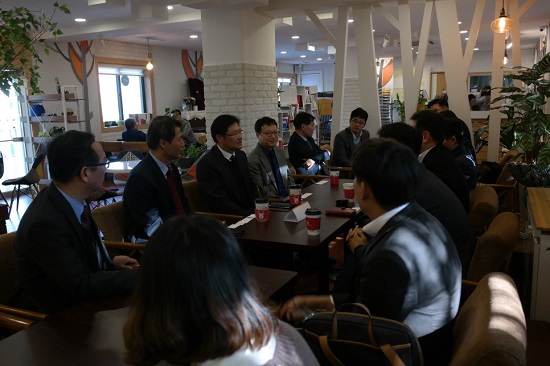 폴리텍대학과 원광대학교 현황을 듣고 있는 일자리카라반.