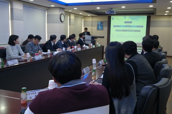 산학현황 브리핑을 듣고 있는 일자리카라반과 학생들.