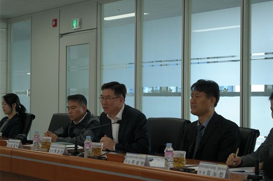 익산단지 현황 브리핑 중인 한국산업단지공단 기업지원팀 황상현 팀장.