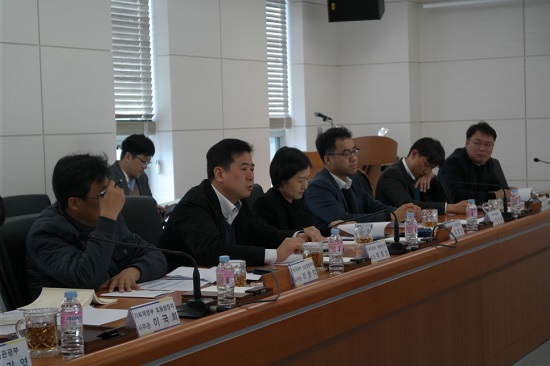 익산단지 현황을 듣고 있는 일자리 카라반.