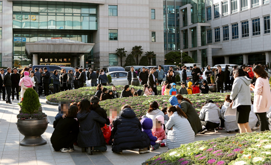 15일 포항에서 발생한 지진으로 여진이 우려되자 울산시청 공무원들과 어린이집 아이들이 시청 햇빛광장에 대피해 있다. <저작권자(c) 연합뉴스, 무단 전재-재배포 금지>
