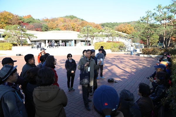 국립부여박물관에서 사비시대를 설명하는 이해준 교수.