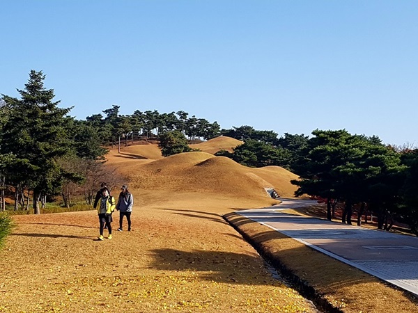 공주 송산리 고분군.