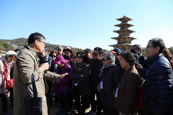 정림사지에 대해 설명하는 이해준 교수.