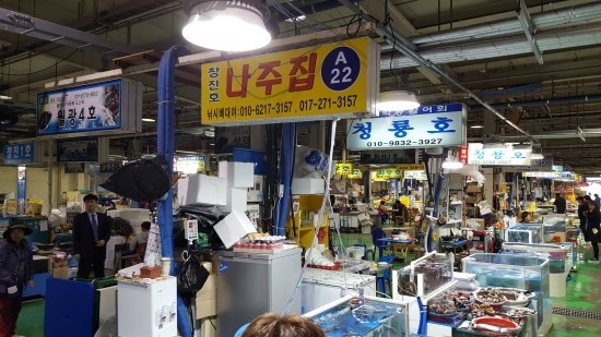 궁평항 수산물 직판장 풍경.