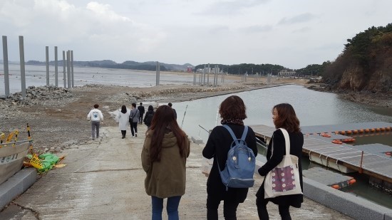 2018년 12월까지는 현재 망둥어 낚시체험장을 가로질러 407m의 친수테크가 설치될 예정입니다. 연안지역 관광객들에게 복합적인 휴게, 편의 공간을 조성하며, 해안경관 감상을 통한 생활의 재충전을 할수있는 공간으로 제공된다고 합니다.