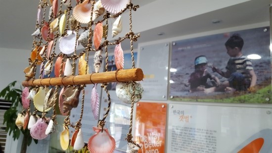 궁평항 바다에서 채취한 조개와 소라껍질로 만든 예쁜 조형물.