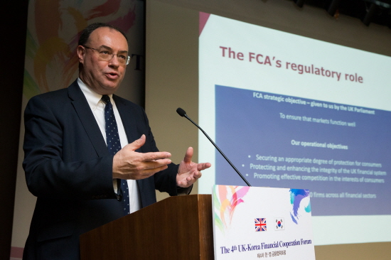 Andrew Bailey FCA 청장이 금융소비자 보호를 위한 정책 과제에 대해 발표하고 있다.