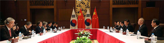 아시아태평양경제협력체(APEC) 정상회의에 참석 중인 문재인 대통령이 11월 11일(현지시간) 베트남 다낭 크라운플라자 호텔에서 시진핑 중국 국가주석과 정상회담을 하고 있다. 