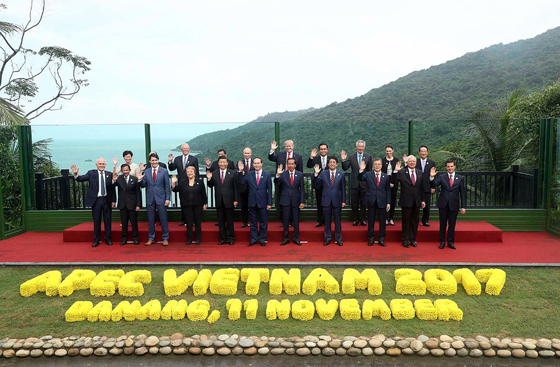 문재인 대통령이 11월 11일(현지시간) 베트남 다낭 인터컨티넨탈 호텔에서 열린 아시아태평양경제협력체(APEC) 정상회의에서 각국 정상들과 단체 기념촬영을 하고 있다. 