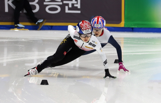 쇼트트랙 국가대표 심석희가 17일 오후 서울 목동아이스링크에서 열린 쇼트트랙 월드컵 4차 대회 1000m 예선경기를 치르고 있다. 