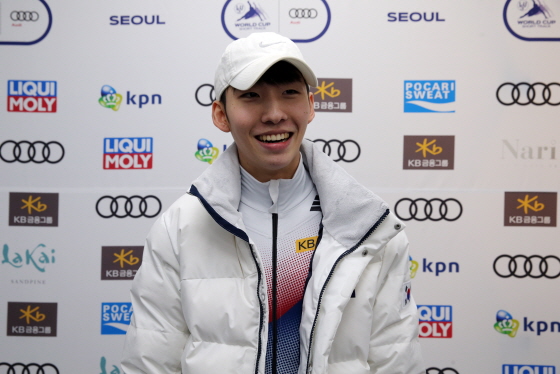 17일 오후 서울 목동아이스링크에서 열린 쇼트트랙 월드컵 4차 대회 예선경기를 치른 후 믹스트존에서 소감을 전하고 있는 임효준 선수.