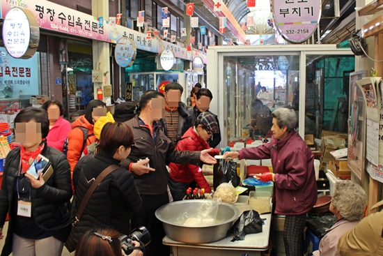 할머니 앞에 줄 선 관광객들!