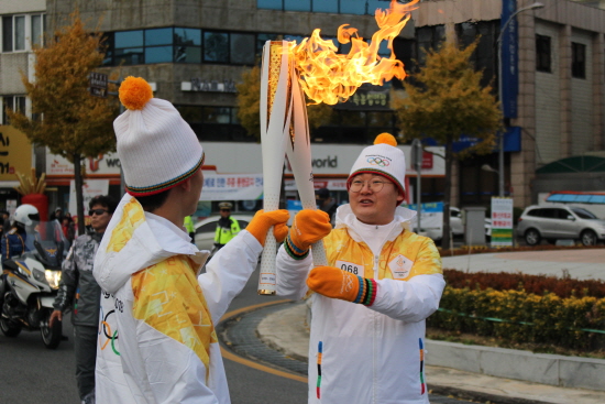 이순신 광장 앞에서, 성화봉송 주자들의 모습.