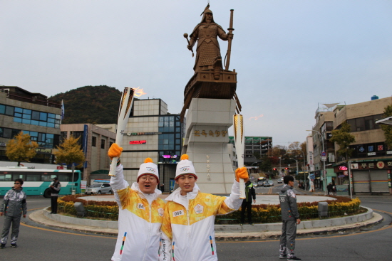 이순신 장군도 성화봉송을 축하하고 있습니다.