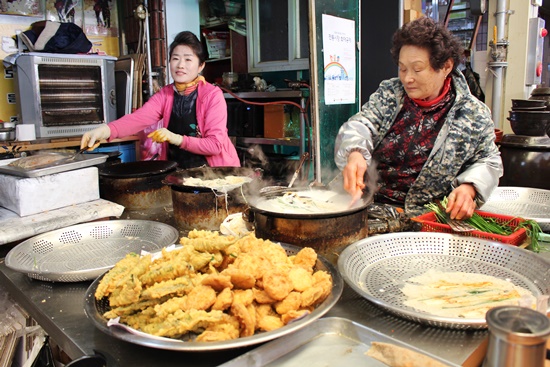 할머니들의 손맛으로 메밀부치기