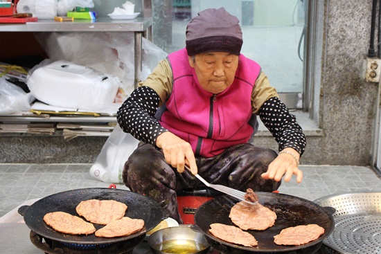 할머니들의 손맛으로 메밀부치기