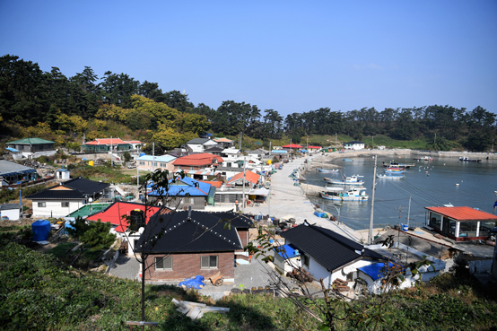 북서풍은 깃대봉이 막고, 남동풍은 고군산군도가 가려 바람을 피하고 배를 정박할 수 있는 아늑한 자리에 마을이 앉았다. 