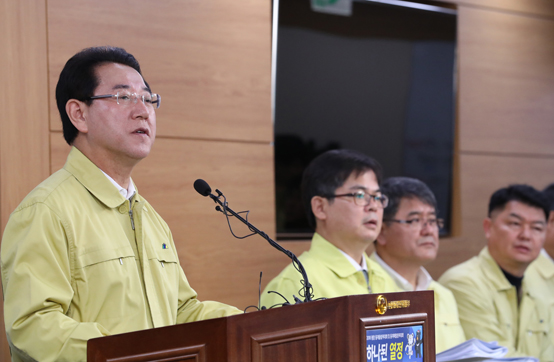 20일 오전 정부세종청사 농림축산식품부에서 김영록 장관이 AI 발생상황 및 조치계획 관련 브리핑을 하고 있다. <저작권자(c) 연합뉴스, 무단 전재-재배포 금지>