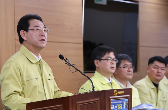 20일 오전 정부세종청사 농림축산식품부에서 김영록 장관이 AI 발생상황 및 조치계획 관련 브리핑을 하고 있다. <저작권자(c) 연합뉴스, 무단 전재-재배포 금지> 