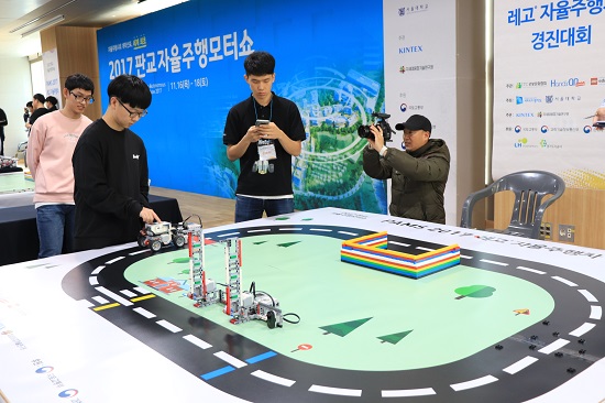 초·중·고등학생들이 직접 프로그래밍한 로봇 레고 자율주행차로 경기를 펼친 PAMS 2017 레고 자율주행 경진대회