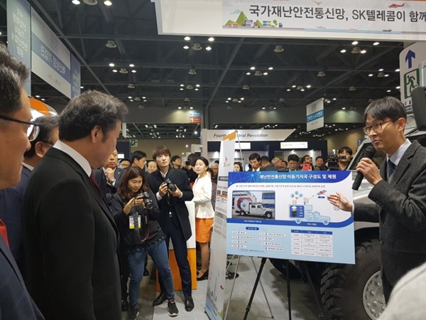이낙연 국무총리는 이날 직접 현장을 찾아 부스를 직접 찾기도 했다.