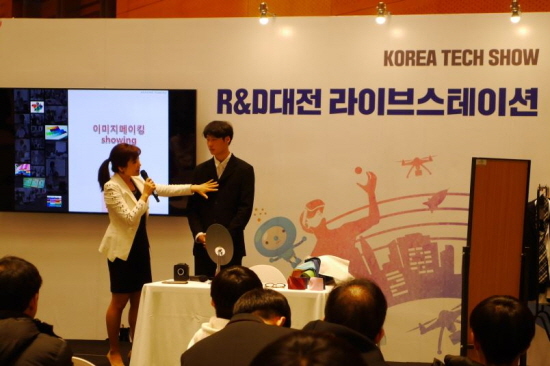 Tech-Biz관에선 채용박람회가 열렸다. 이미지컨설팅을 하고 있는 강연자의 모습.
