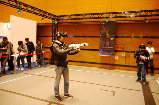 게임 캐릭터로 VR체험을 해보는 행사였다. 긴 줄이 인기를 설명한다.