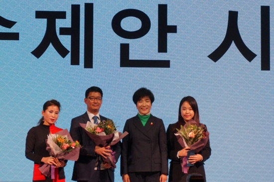 우수제안 시상자와 김영주 고용노동부 장관 기념사진.