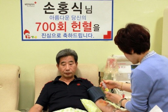 우리나라 최초로 700회 헌혈을 달성한 손흥식 씨.