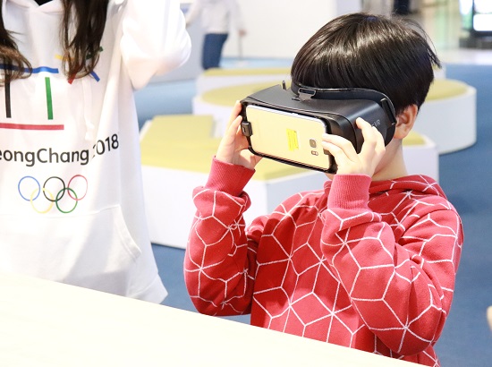 VR체험 중인 외국인 어린이 관람객 