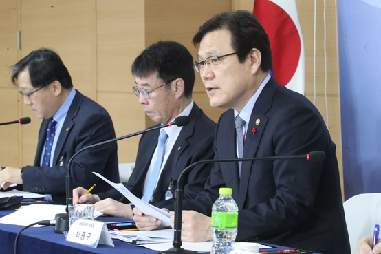 최종구 금융위원회 위원장(오른쪽)이 29일 오전 서울 세종로 정부서울청사에서 장기소액연체자 지원대책을 발표하고 있다.<저작권자(c) 연합뉴스, 무단 전재-재배포 금지> 