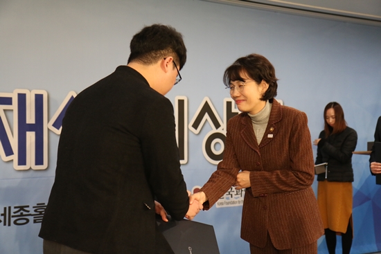 한 수상자가 교육부 차관으로부터 상장을 수여받고 있다.