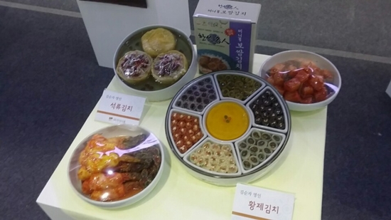 김치명인의 다양한 김치를 볼 수 있었다.