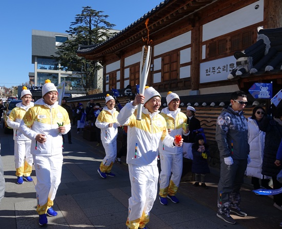 성화를 든 임기학 셰프