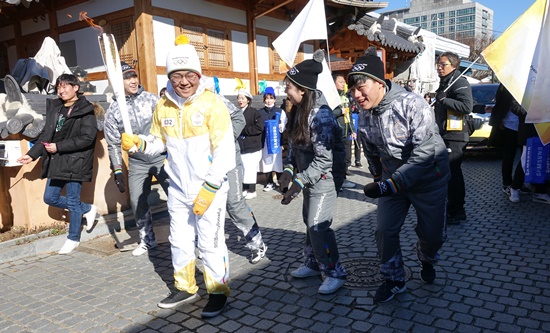 한국외식고등학교 학생들의 성화봉송