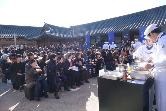 쿠킹쇼를 보며 음식을 맛보고 있는 전주시민