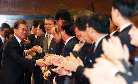 문재인 대통령이 5일 오전 서울 강남구 코엑스에서 열린 제54회 무역의 날 기념식에 입장하며 참석자들과 인사하고 있다. (사진=저작권자 (c) 연합뉴스. 무단전재-재배포금지)