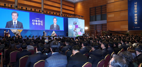 문재인 대통령이 5일 오전 서울 강남구 코엑스에서 열린 제54회 무역의 날 기념식에서 축사하고 있다. (사진=저작권자(c) 연합뉴스, 무단 전재-재배포 금지)