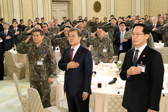 문재인 대통령이 8일 오후 청와대 영빈관에서 열린 전군 주요지휘관 격려 오찬에서 참석자들과 함께 국기에 경례하고 있다. 