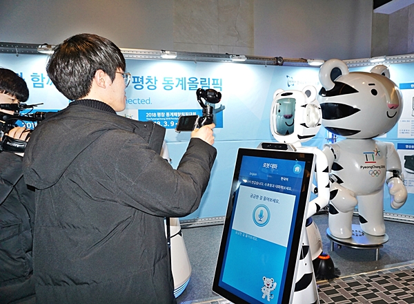 다양한 로봇은 참관인과 취재진에게 관심을 끌었다.