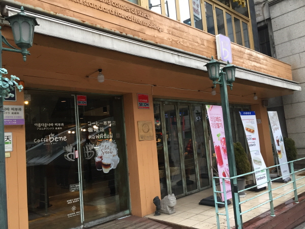 카페도 많은 학생들이 선호하는 아르바이트 매장입니다.