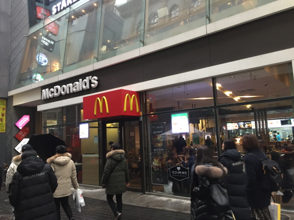 패스트푸드와 레스토랑의 경우, 많은 아르바이트 생들이 근로하고 있습니다.
