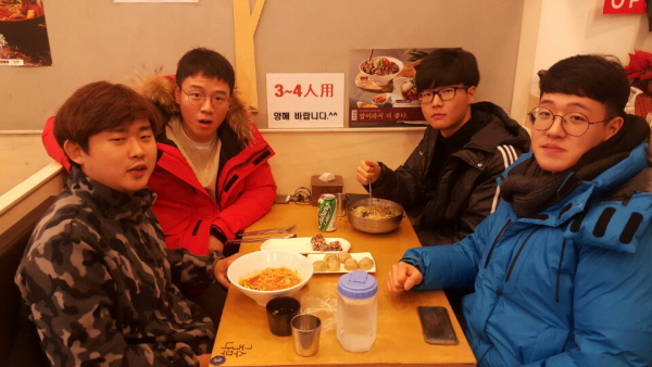 근로기준법에 대해 이야기 하고 있는 모습.
